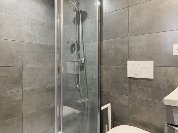 Shower, free toiletries, towels