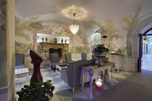 Lobby sitting area - The Leo Grand (Vienna)