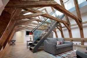 Leopold Suite | Living area | 50-inch TV with satellite channels - The Leo Grand (Vienna)