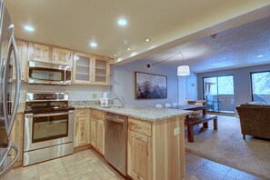 Condo, 2 habitaciones | Cocina privada | Refrigerador, horno, cafetera y tetera y tostadora 