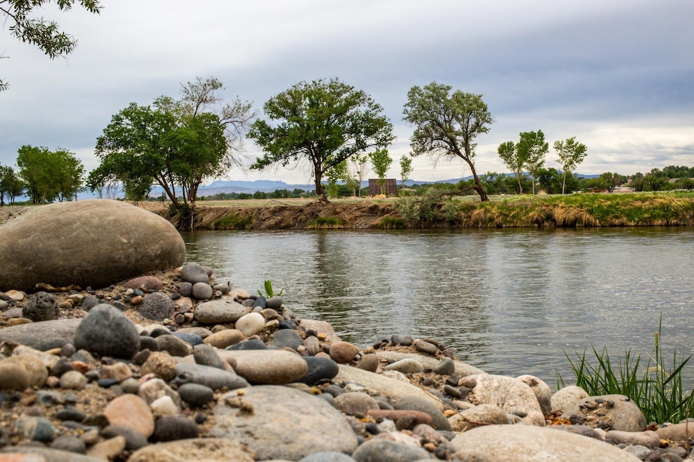 Gunnison River & Courtyard Views -Quaint Peaceful Stay in the Beautiful Outdoors