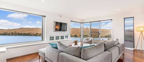 Een televisie en tafelvoetbal