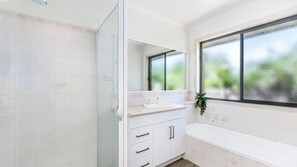 Bathtub, hair dryer - Serenity, located in a quiet cul de sac near Port Fairy's Pea Soup Cove (Port Fairy)