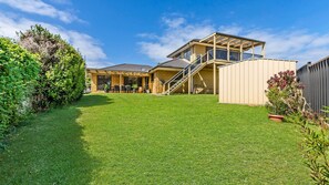 Exterior - Serenity, located in a quiet cul de sac near Port Fairy's Pea Soup Cove (Port Fairy)