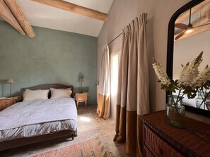 7 Schlafzimmer, Schreibtisch, Bügeleisen/Bügelbrett, Reisekinderbett