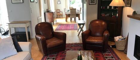 Televisión, chimenea, impresora