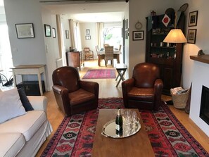 Televisie, een open haard en een printer