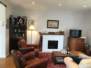 Una televisión, una chimenea, una impresora
