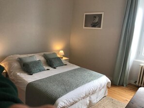 4 slaapkamers, een strijkplank/strijkijzer, reisbedje, wifi