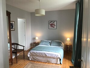 4 dormitorios, tabla de planchar con plancha, cuna de viaje y wifi