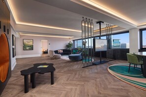 Frigobar, cofres nos quartos, cortinas blackout, quartos à prova de som