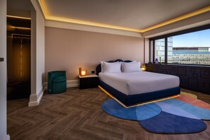 Frigobar, cofres nos quartos, cortinas blackout, quartos à prova de som