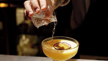 Une personne qui verse une boisson dans un verre.