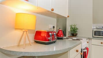 Cottage | Private kitchen | Fridge, electric kettle, toaster, cookware/dishes/utensils
