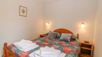 Cottage | 2 bedrooms, individually decorated, individually furnished, free WiFi