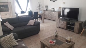TV, fireplace, books - FAMILY HOME WITH PRIVATE POOL SLEEPS 10 (Châteauneuf-du-Pape)