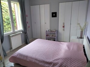 4 室のベッドルーム、アイロン / アイロン台、WiFi (無料)