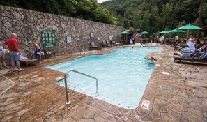 Una piscina techada, una piscina al aire libre