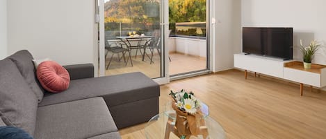 Appartement, 2 chambres, terrasse, rez-de-chaussée | Aire de séjour | Téléviseur de 91 cm avec télévision par cùble