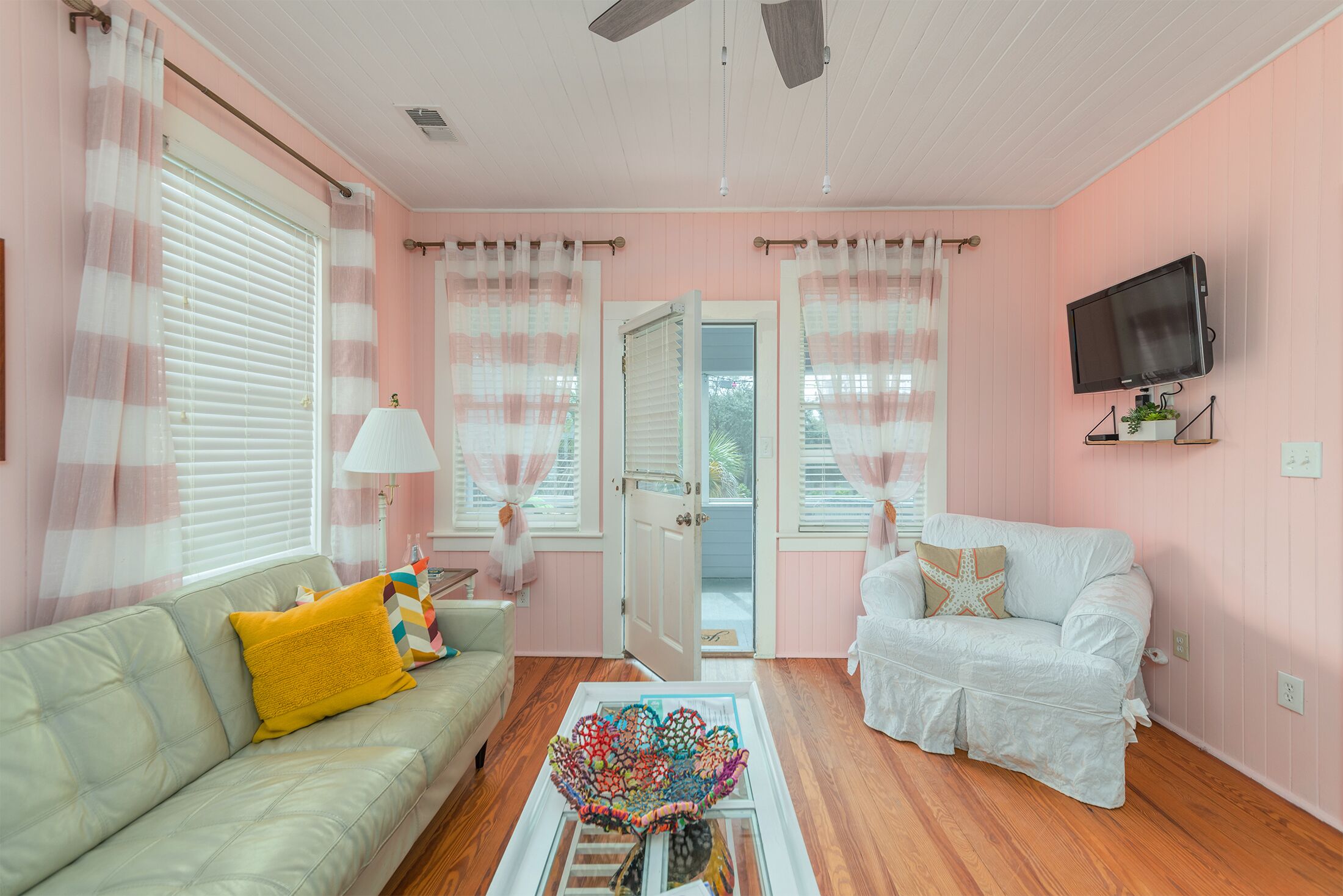 Clamdigger c1950 - Pet-friendly cottage . Ocean Block. Screened Porch & Deck