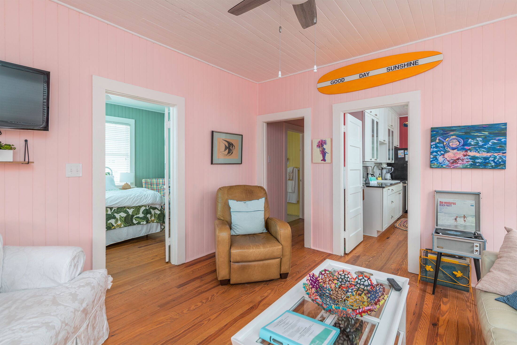 Clamdigger c1950 - Pet-friendly cottage . Ocean Block. Screened Porch & Deck