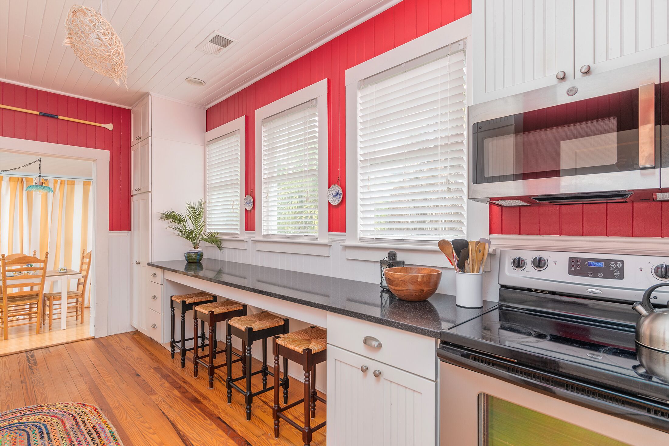 Jääkaappi, mikroaaltouuni, uuni, liesi