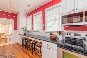 Køleskab, mikrobølgeovn, ovn, kogeplade