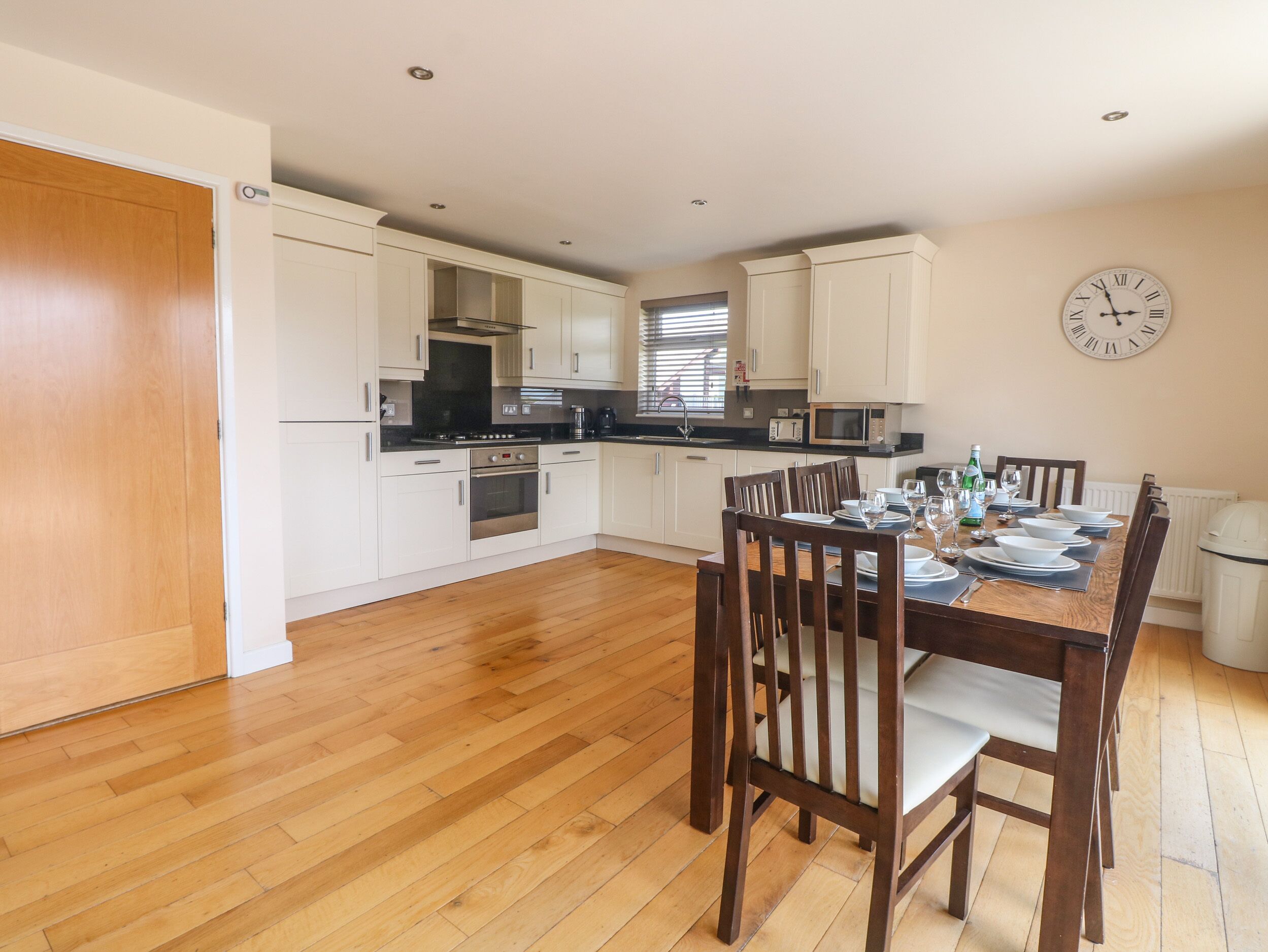 Cottage | Private kitchen | Fridge, microwave, dishwasher, electric kettle
