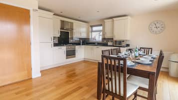 Cottage | Private kitchen | Fridge, microwave, dishwasher, electric kettle
