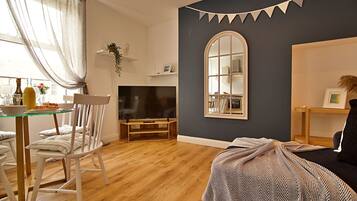 2 bedrooms, desk, iron/ironing board, WiFi