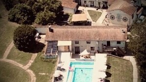 An aerial view of a large house with a swimming pool, surrounded by a well-maintained lawn and trees. - Gîte "La Longère", Domaine Métairie des Gâcheries, Dordogne/Périgord Vert (Champagne-et-Fontaine)