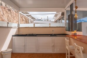 Een koelkast, een microgolfoven, een oven, een vaatwasser