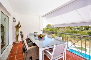 Outdoor dining - Apartment with private swimming pool Artola Golf C (Marbella)