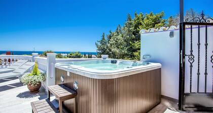 Villa with private swimming pool and jacuzzi Marbella