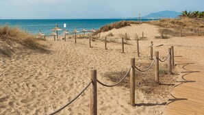 A sandy beach with wooden walkways and rope barriers. - Villa with private swimming pool and jacuzzi Marbella (Mijas Costa)