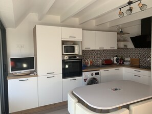 Fridge, microwave, oven, stovetop - Apartment 50 m from the beach (Carnac)