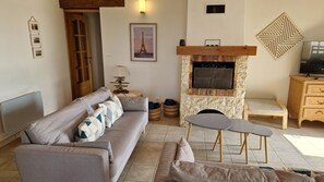 Télévision, cheminée