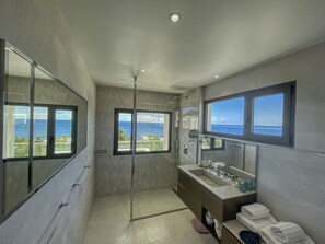 Dusche, Haartrockner, Bidet, Handtücher