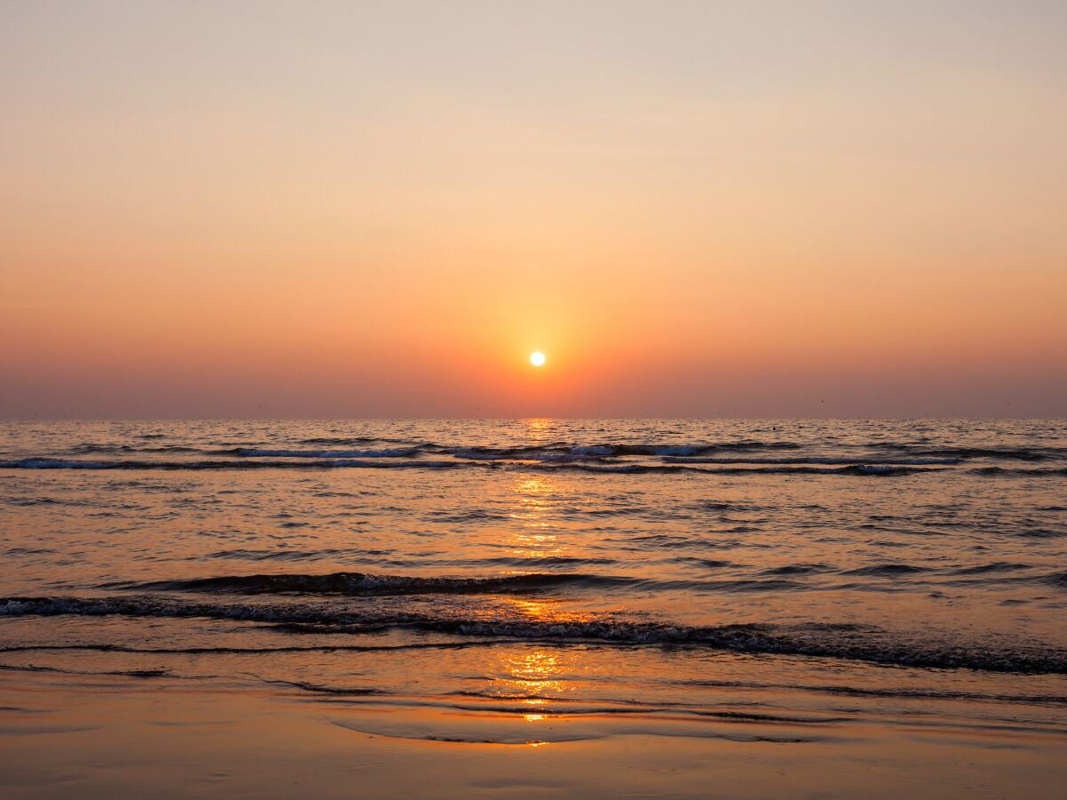 Playa en los alrededores, playa de arena blanca y sombrillas 