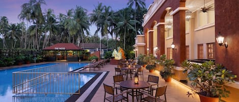 Outdoor pool, open 7:00 AM to 9:00 PM, pool loungers