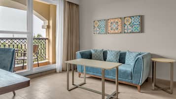 Suite, 1 queensize bed, balkon | Een kluis op de kamer, individueel gedecoreerd, individueel gemeubileerd