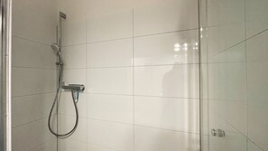 Appartement classique, 2 chambres | Salle de bain | Douche, séchoir à cheveux, serviettes fournies, savon