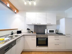 Classic Apartment, 2 Bedrooms | Private kitchen | Fridge, microwave, oven, stovetop - Schönes Apartment in Melle I home2share (Melle)