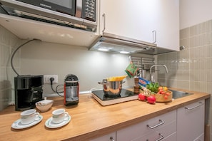 Apartamento família, 1 quarto, sacada (Il Nido Nella Pineta) | Cozinha americana privada | Mesas de jantar