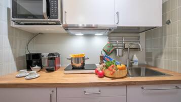 Departamento familiar, 1 habitación (Il Nido Nella Pineta) | Cocineta privada | Refrigerador, microondas, parrilla de estufa y cafetera y tetera
