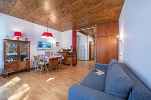 Familieleilighet, flere soverom (Il Nido Nella Pineta) | Oppholdsrom | En 21-tommers Flatskjerm-TV med Parabol-TV