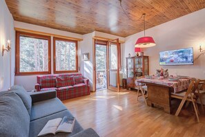 Family Apartment, Multiple Bedrooms (Il Nido Nella Pineta) | Living area | 21-inch flat-screen TV with satellite channels