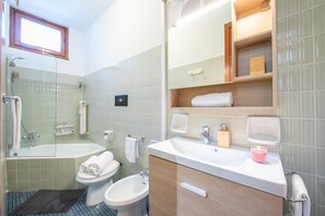 Familienapartment, Mehrere Schlafzimmer (Il Nido Nella Pineta) | Badezimmer