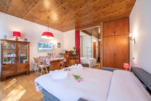 Apartamento familiar, varias habitaciones (Il Nido Nella Pineta) | Sala de estar | Televisión de pantalla plana de 21 pulgadas con canales por satélite