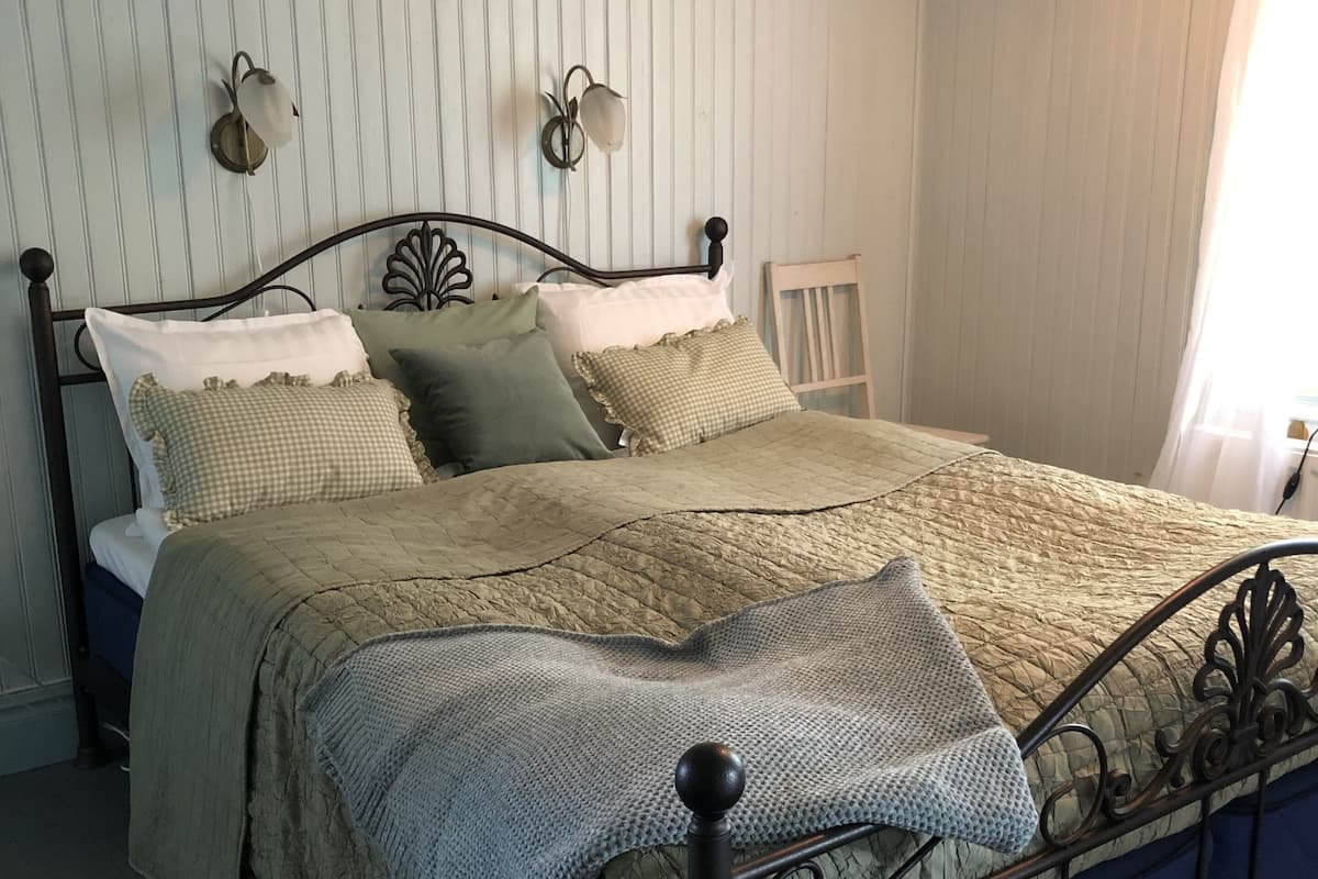 Basic Double Room | Individually decorated, individually furnished, bed sheets